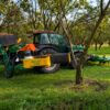 Scuturător de nuci Monchiero VL08 montat pe tractor, în livada de nuc, la testul echipei Ozonteh