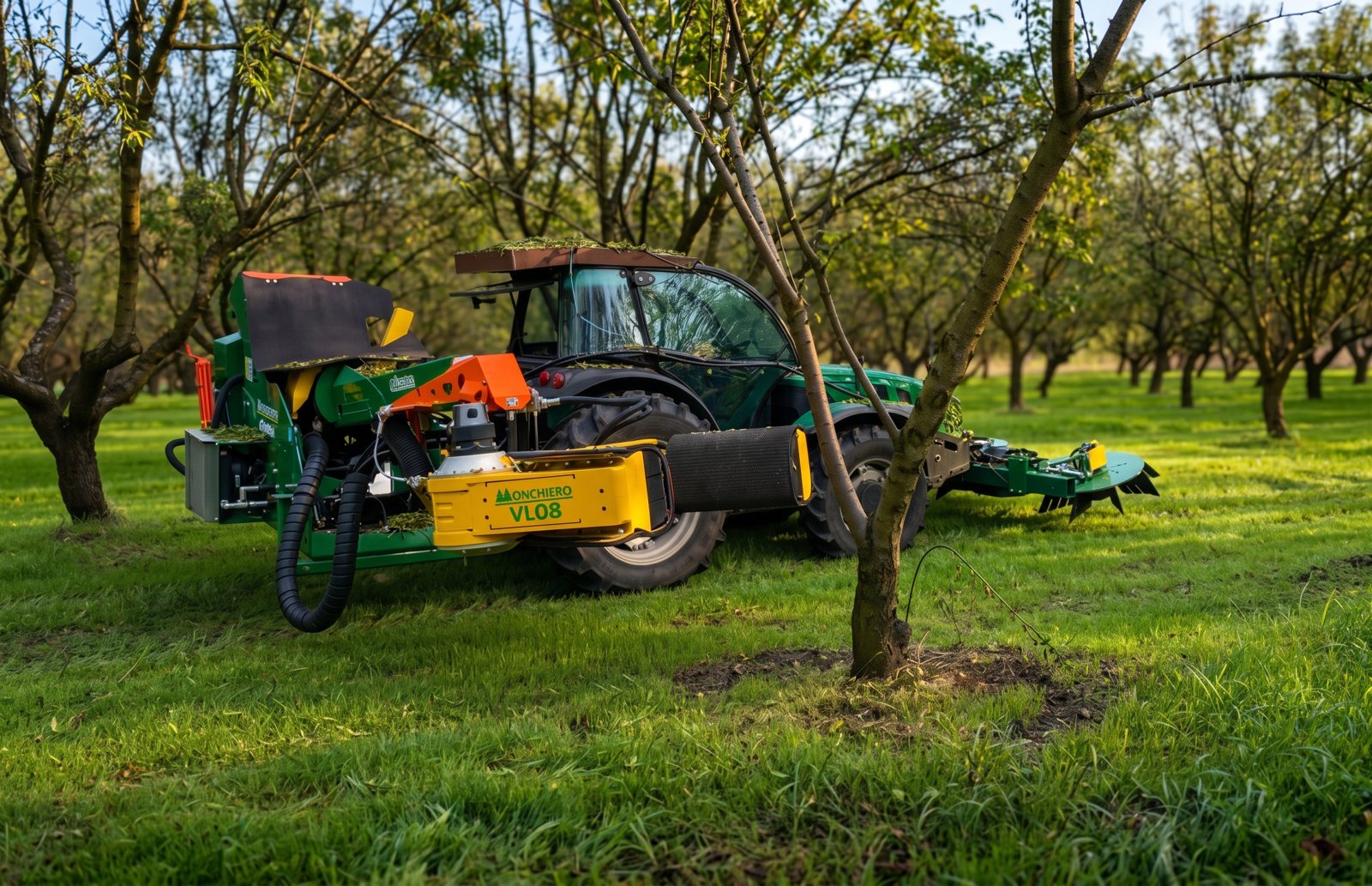 Scuturător de nuci Monchiero VL08 montat pe tractor, în livada de nuc, la testul echipei Ozonteh