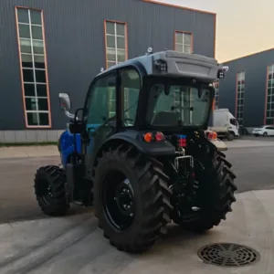 Tractor Lansu M100, vedere din spate la trei sferturi