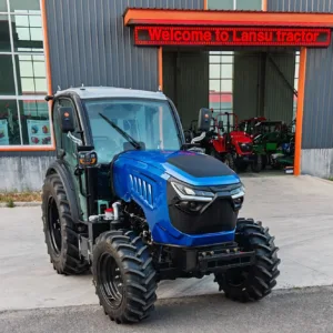 Tractor Lansu M100, vedere frontală din unghi opus