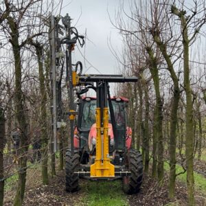Mașină de tăiere livadă Orizzonti FRUIT-D montată în fața tractorului, la tăierea rândului de pomi