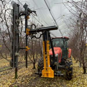 Mașină de tăiere livadă Orizzonti FRUIT-D lucrând într-o livadă acoperită cu plasă antigrindină