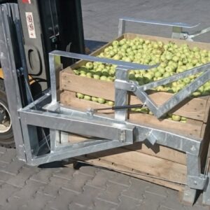 Răsturnător de paloxuri Królik montat pe stivuitor, cu un palox de mere prins în ramă