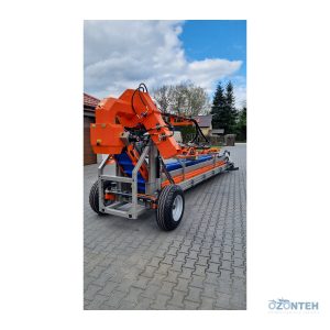Scuturătorul de vișine Nefris văzut din față, cu capul de scuturare ridicat